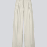 Suit pants in Twill with wide legs and pleats at the top. ToreMD pants has a medium-high waist, zipper, side pockets and paspoil pocket in the back.