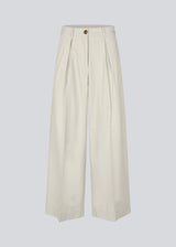Suit pants in Twill with wide legs and pleats at the top. ToreMD pants has a medium-high waist, zipper, side pockets and paspoil pocket in the back.