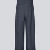 Suit pants in Twill with wide legs and pleats at the top in dark blue. ToreMD pants have a medium-high waist, zipper, side pockets and paspoil pocket in the back.