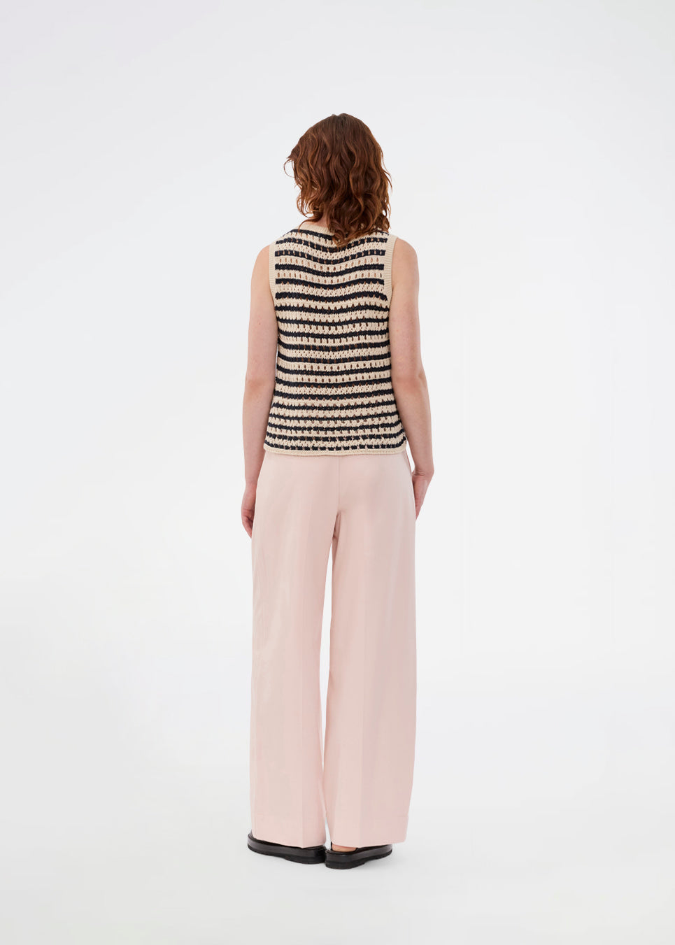 Suit pants in light pink with wide legs and pleats at the top. ToreMD pants has a medium-high waist, zipper, side pockets and paspoil pocket in the back.