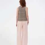Suit pants in light pink with wide legs and pleats at the top. ToreMD pants has a medium-high waist, zipper, side pockets and paspoil pocket in the back.