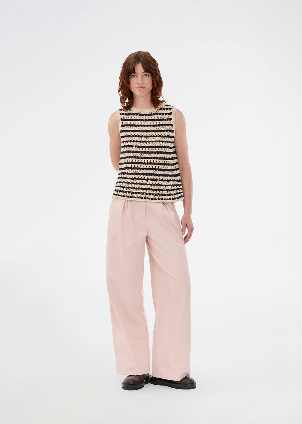 Suit pants in light pink with wide legs and pleats at the top. ToreMD pants has a medium-high waist, zipper, side pockets and paspoil pocket in the back.