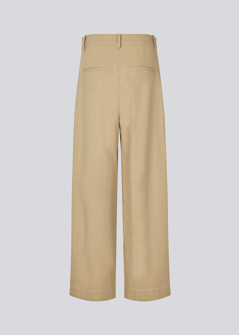 Suit pants in Twill with wide legs and pleats at the top. ToreMD pants has a medium-high waist, zipper, side pockets and paspoil pocket in the back.