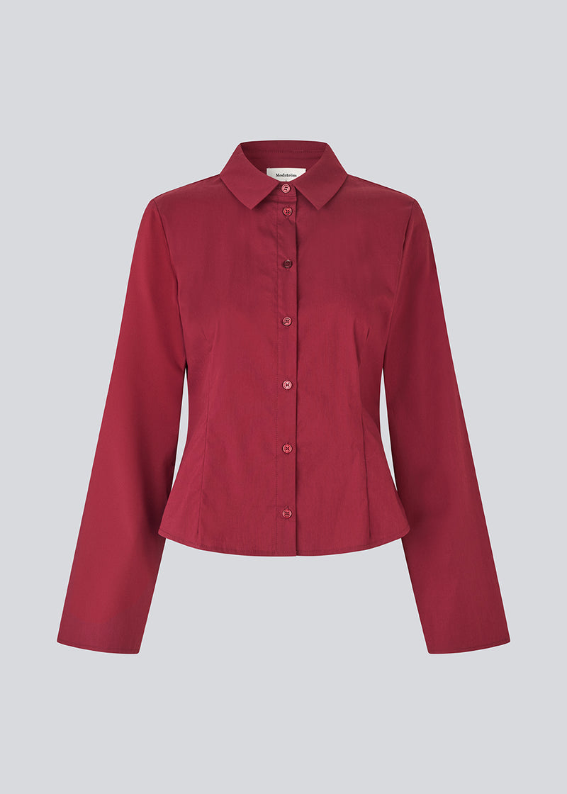 Classic fitted shirt in a cottonmix. ToveMD shirt has a collar, button closure in front and long wide sleeves.