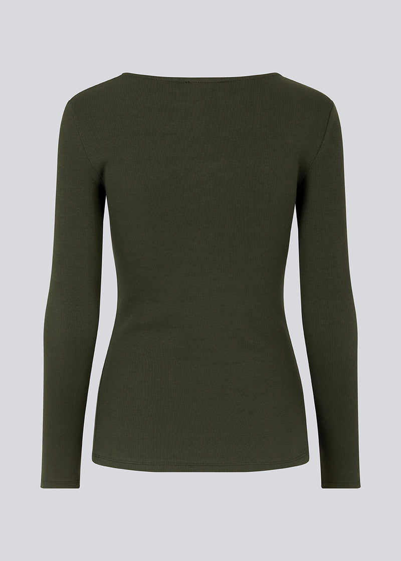 Ribknitted top in deep pine in a tight fit cotton quality. ToxieMD LS top has a square neckline in front and long sleeves.