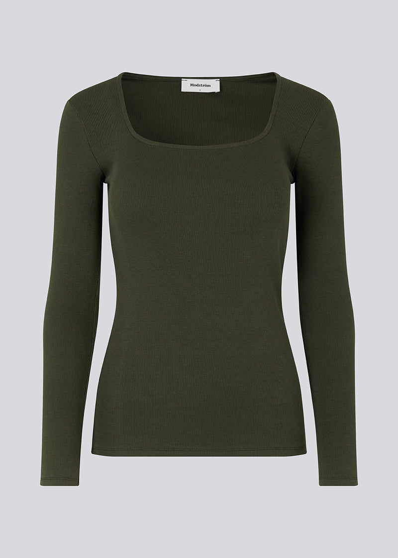 Ribknitted top in deep pine in a tight fit cotton quality. ToxieMD LS top has a square neckline in front and long sleeves.