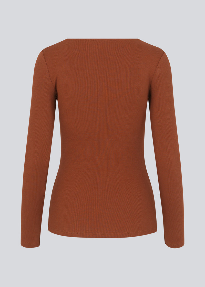 Ribknitted top in the color maple in a tight fit cotton quality. ToxieMD LS top has a square neckline in front and long sleeves.