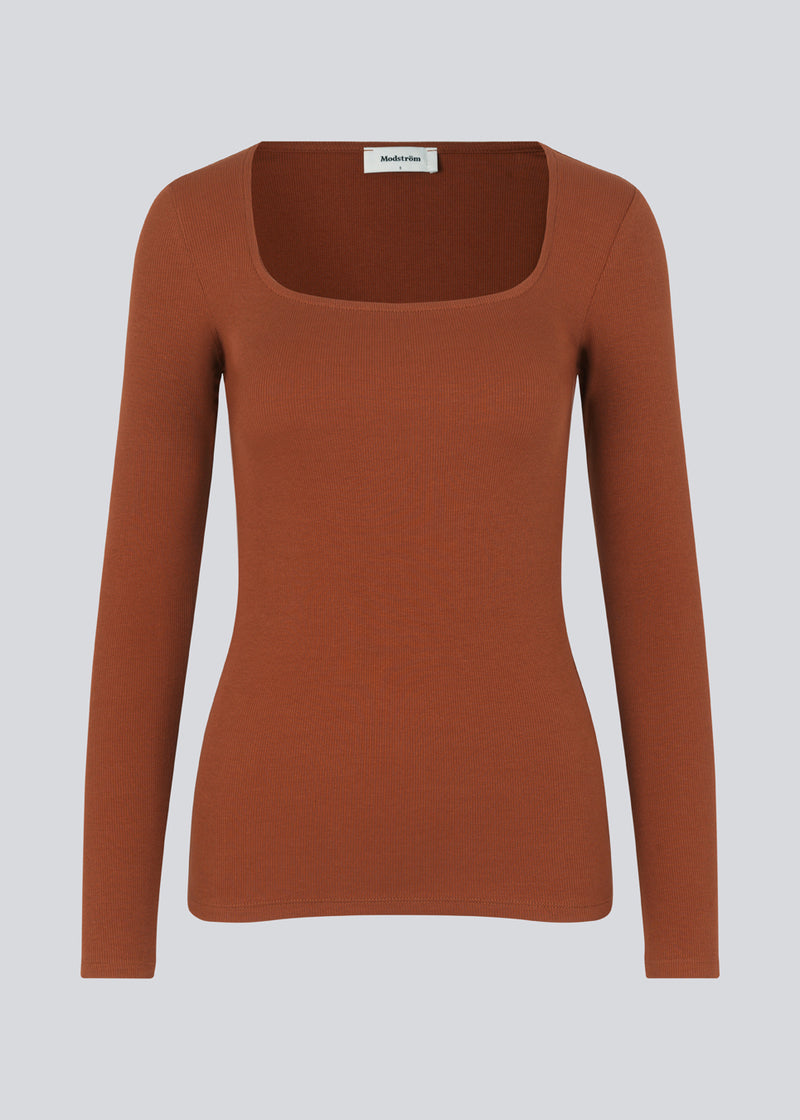 Ribknitted top in the color maple in a tight fit cotton quality. ToxieMD LS top has a square neckline in front and long sleeves.