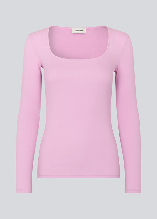 Ribknitted top in the color pastel lavender in a tight fit cotton quality. ToxieMD LS top has a square neckline in front and long sleeves.