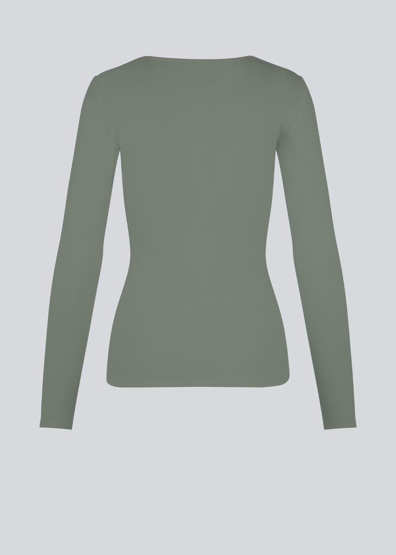 Ribknitted top in a tight fit cotton quality. ToxieMD LS top has a square neckline in front and long sleeves.