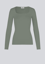 Ribknitted top in a tight fit cotton quality. ToxieMD LS top has a square neckline in front and long sleeves.