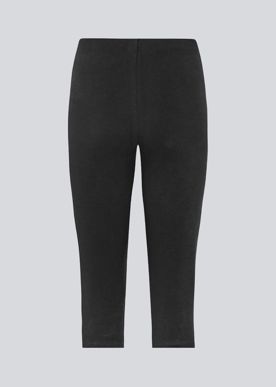 Trackermd capri pants are designed in a fitted silhouette with a cropped leg length, creating a clean and minimalist look. A stylish wardrobe staple that pairs effortlessly with oversized shirts, knitwear, and blazers.