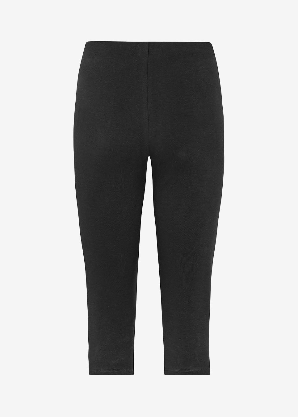 Trackermd capri pants are designed in a fitted silhouette with a cropped leg length, creating a clean and minimalist look. A stylish wardrobe staple that pairs effortlessly with oversized shirts, knitwear, and blazers.