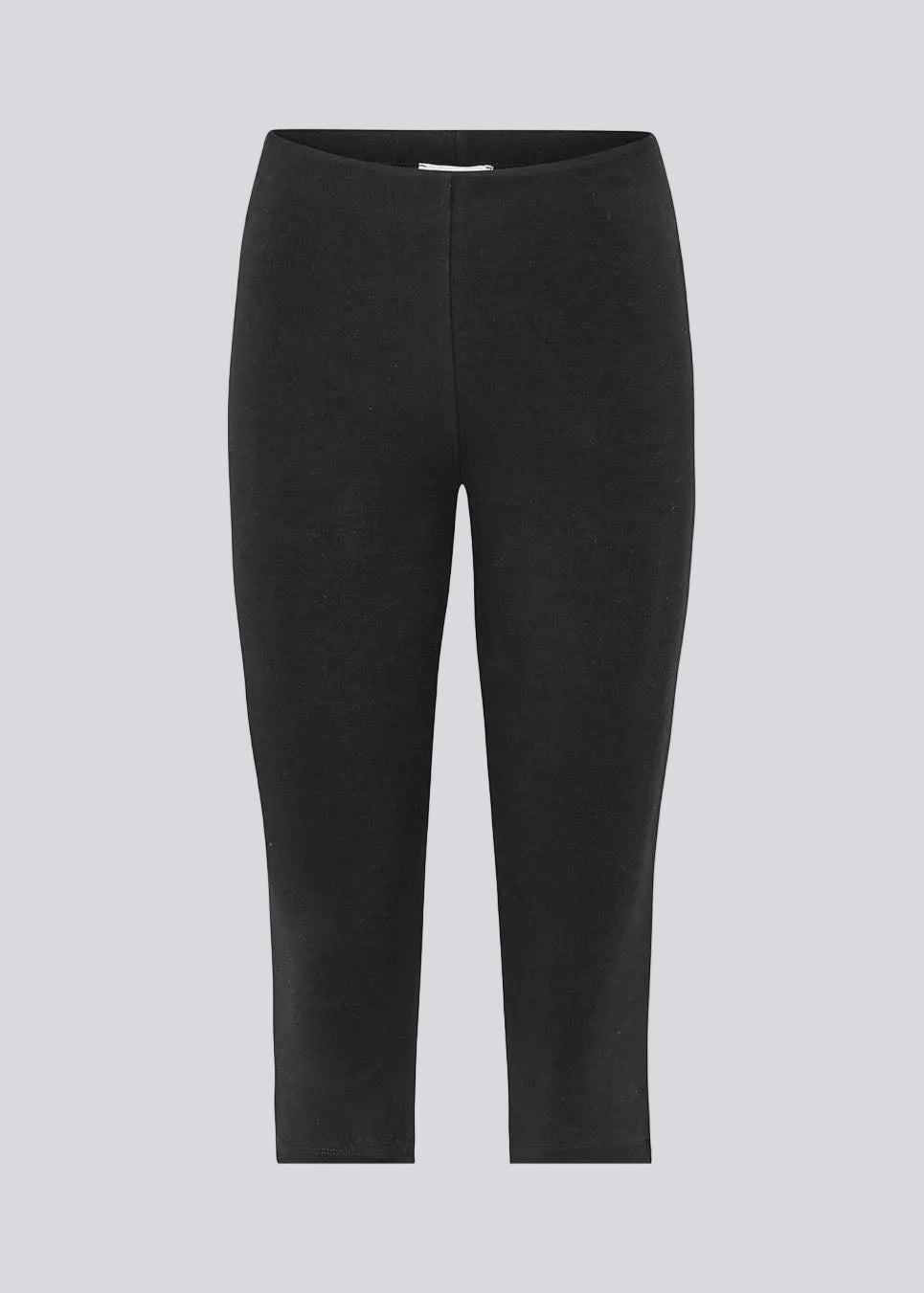 Trackermd capri pants are designed in a fitted silhouette with a cropped leg length, creating a clean and minimalist look. A stylish wardrobe staple that pairs effortlessly with oversized shirts, knitwear, and blazers.