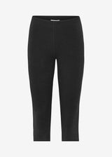 Trackermd capri pants are designed in a fitted silhouette with a cropped leg length, creating a clean and minimalist look. A stylish wardrobe staple that pairs effortlessly with oversized shirts, knitwear, and blazers.
