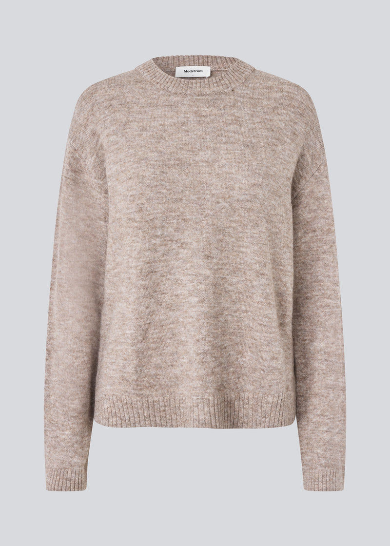 Loose knit in beige melange in plain jersey knit. TreeMD o-neck has a round neckline and long loose sleeves.
