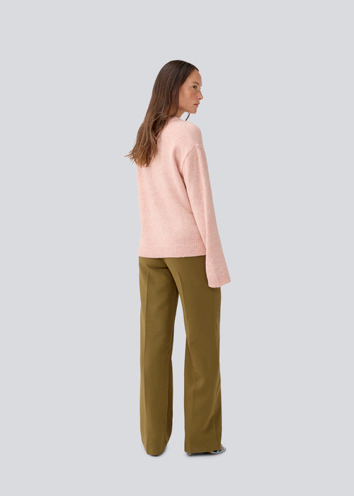 Loose knit in a light rose color in plain jersey. TreeMD o-neck has a round neckline and long loose sleeves.