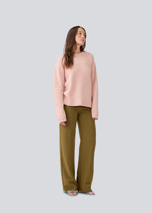 Loose knit in a light rose color in plain jersey. TreeMD o-neck has a round neckline and long loose sleeves.
