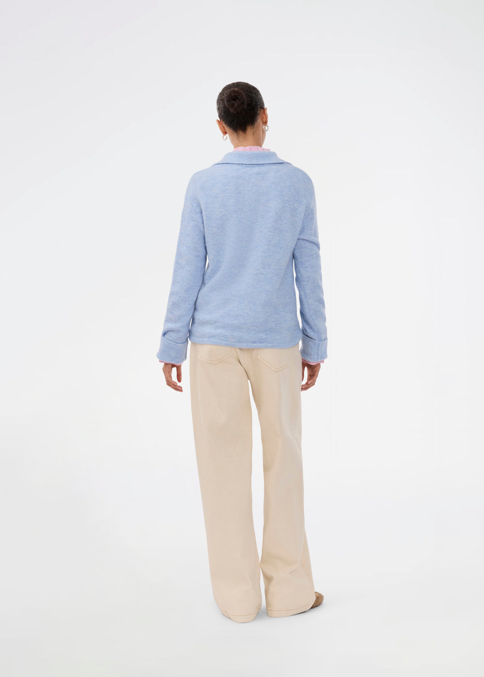 Knitted polo in blue with long sleeves. Treemd polo has a placket closure and 4 buttons. The model is 175 cm and wears a size S/36.