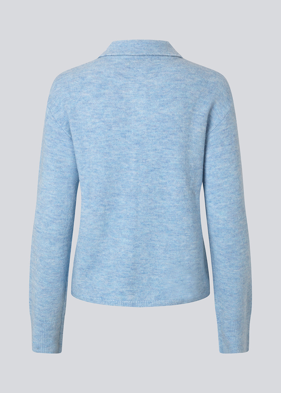 Knitted polo in blue with long sleeves. Treemd polo has a placket closure and 4 buttons. The model is 175 cm and wears a size S/36.