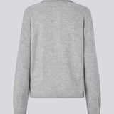 Knitted polo in grey with long, wide sleeves. Treemd polo has a placket closure and 4 buttons. The model is 175 cm and wears a size S/36.