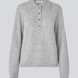 Knitted polo in grey with long, wide sleeves. Treemd polo has a placket closure and 4 buttons. The model is 175 cm and wears a size S/36.