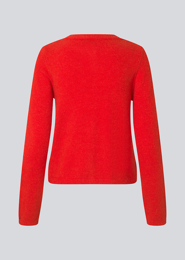 Red fitted cardigan in soft knit. The TreeMD cardigan features a round neckline and delicate buttons in a matching color, highlighting its simple and feminine expression.