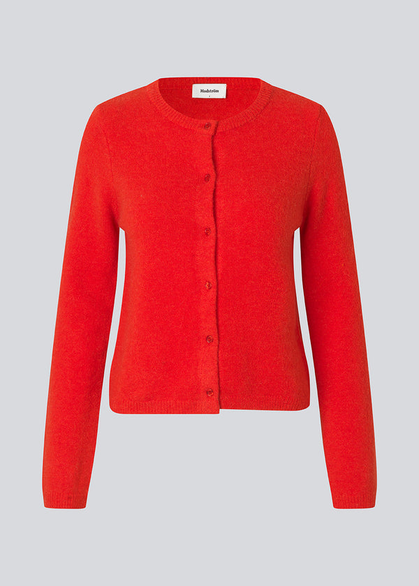 Red fitted cardigan in soft knit. The TreeMD cardigan features a round neckline and delicate buttons in a matching color, highlighting its simple and feminine expression.