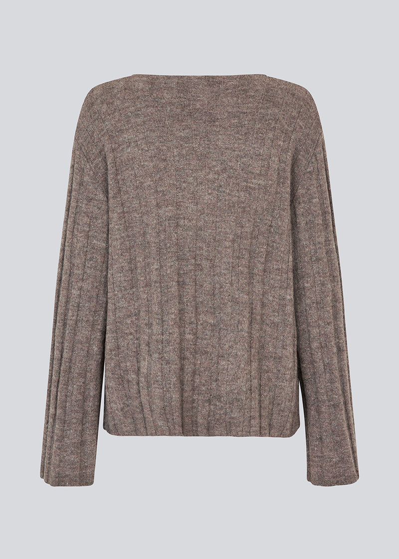 Soft knit in brown with long sleeves and a V-neckline. &nbsp;Treemd V-neck has a loose fit and a slit at the sleeve.&nbsp;