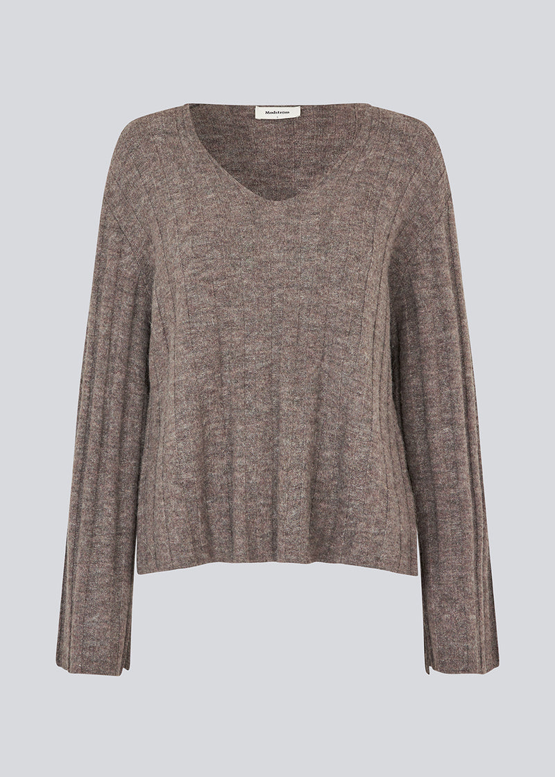 Soft knit in brown with long sleeves and a V-neckline. &nbsp;Treemd V-neck has a loose fit and a slit at the sleeve.&nbsp;