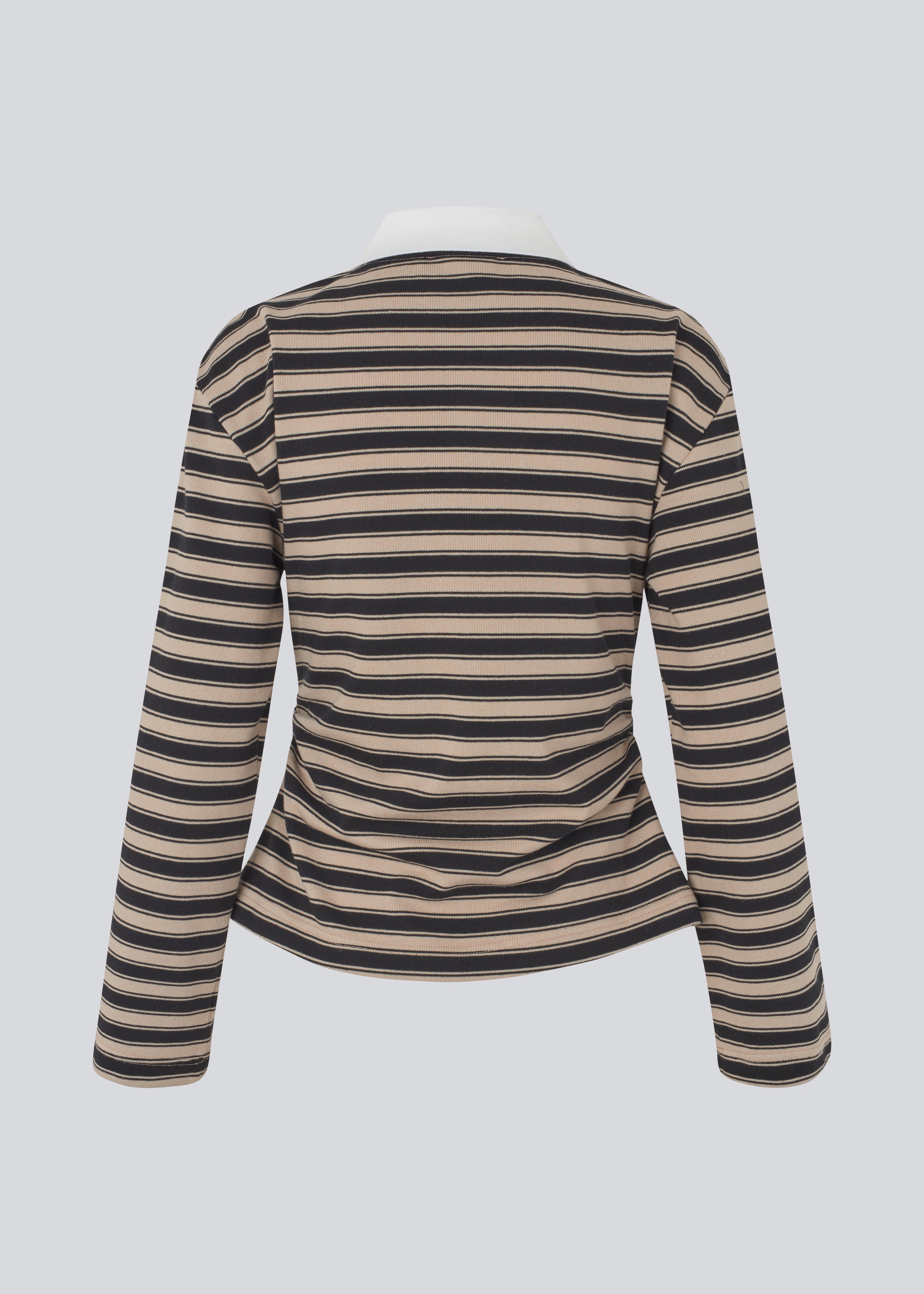 Classic long-sleeved polo with an embroidered logo. Trinnymd polo is slightly fitted and has wide sleeves and a placket with 4 buttons.