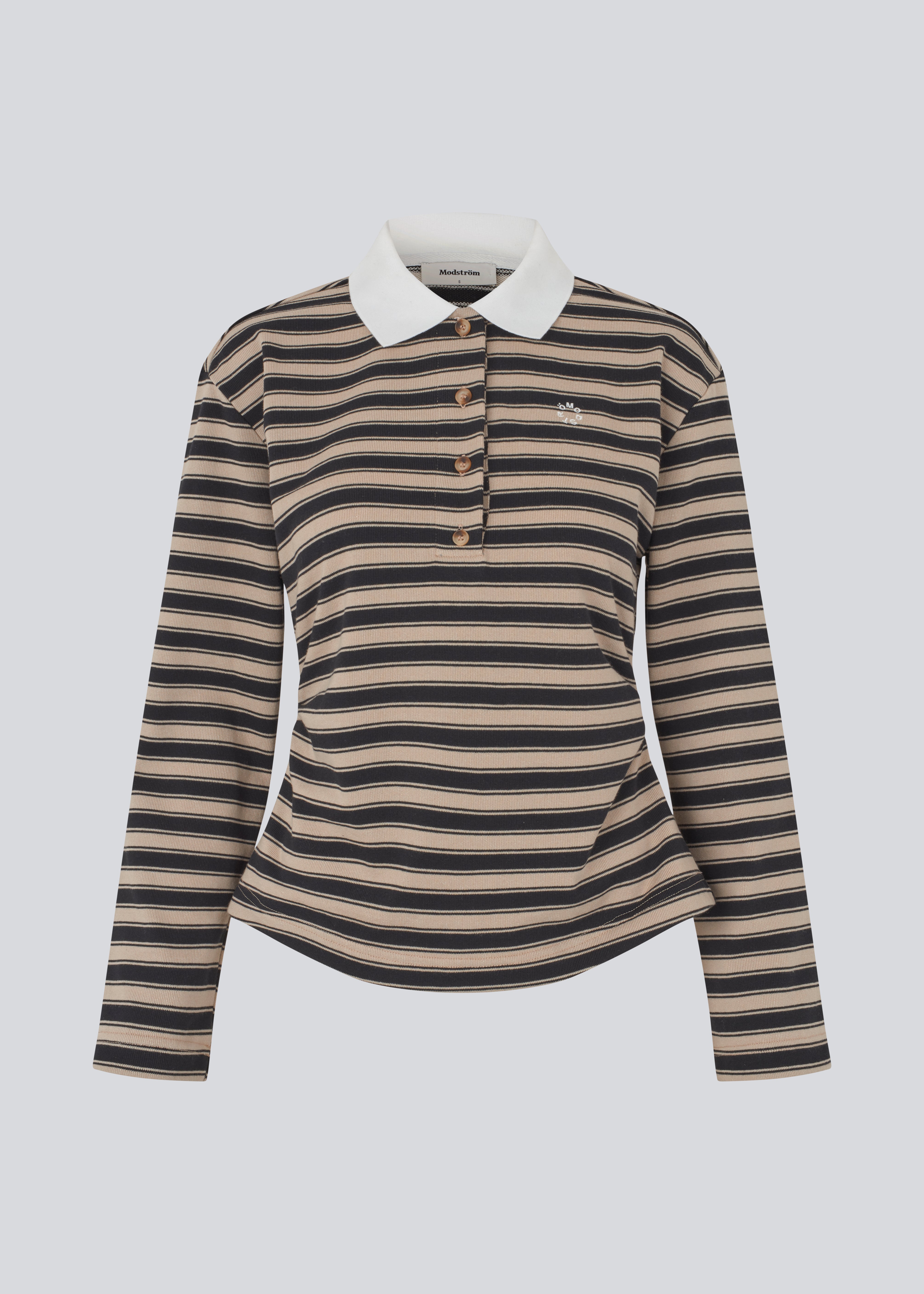 Classic long-sleeved polo with an embroidered logo. Trinnymd polo is slightly fitted and has wide sleeves and a placket with 4 buttons.