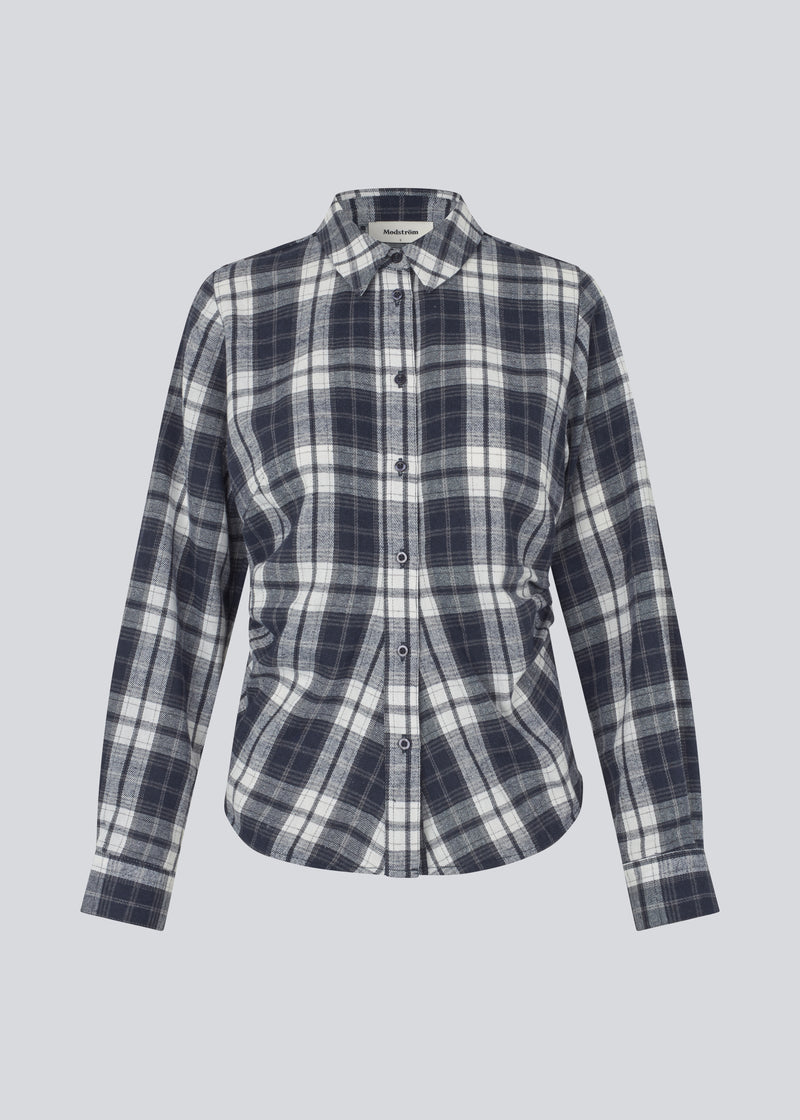 Fitted shirt in flannel. TappoMD shirt has a button closure in front and a manchet with button closure.&nbsp;
