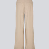 Suit pants in beige with pleats and wide leg. Tuesdaymd pants have a medium-highwaist, zipper, side pockets and paspoil pockets in the back. The model is 175 cm and wears a size s/36.