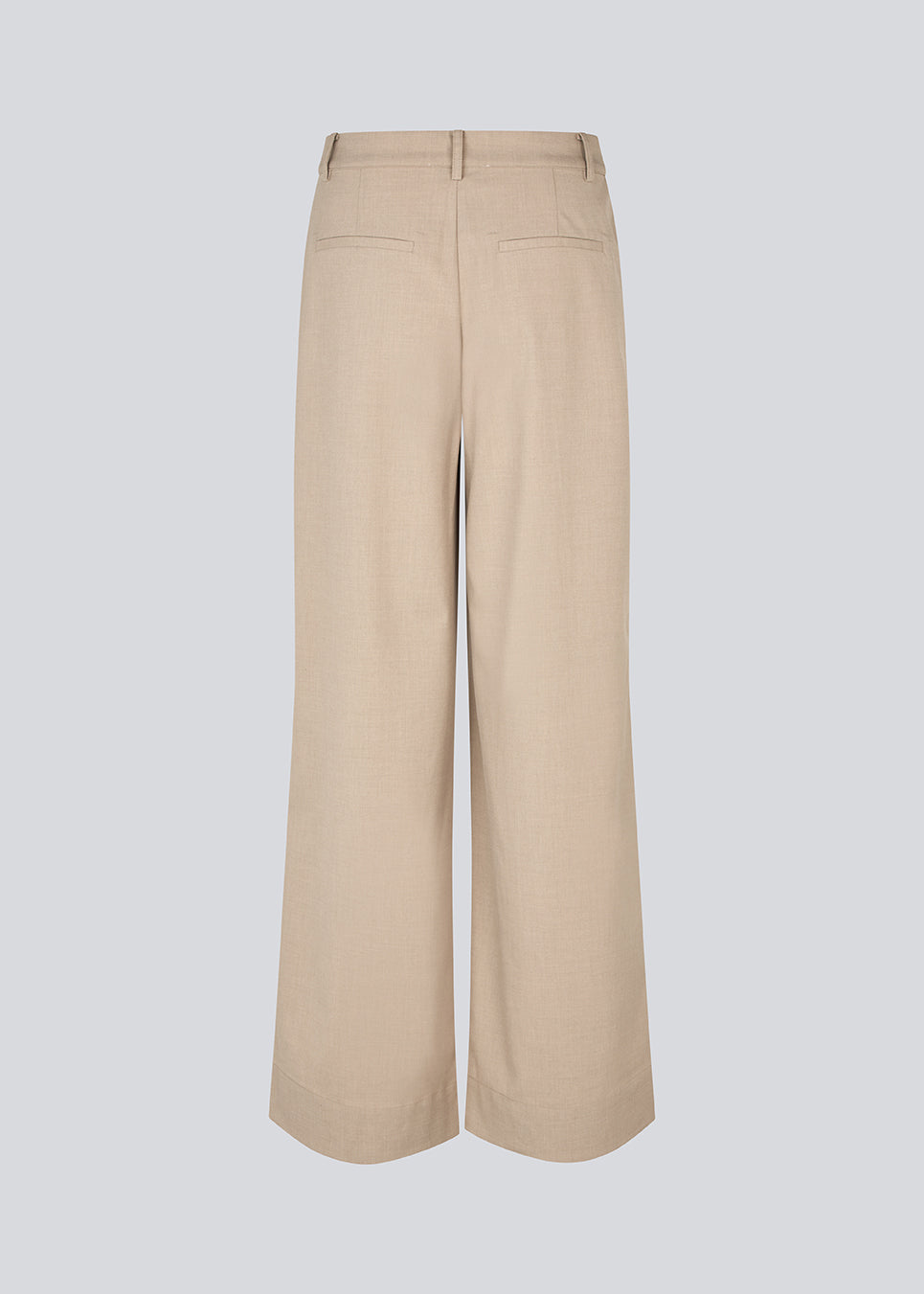 Suit pants in beige with pleats and wide leg. Tuesdaymd pants have a medium-highwaist, zipper, side pockets and paspoil pockets in the back. The model is 175 cm and wears a size s/36.