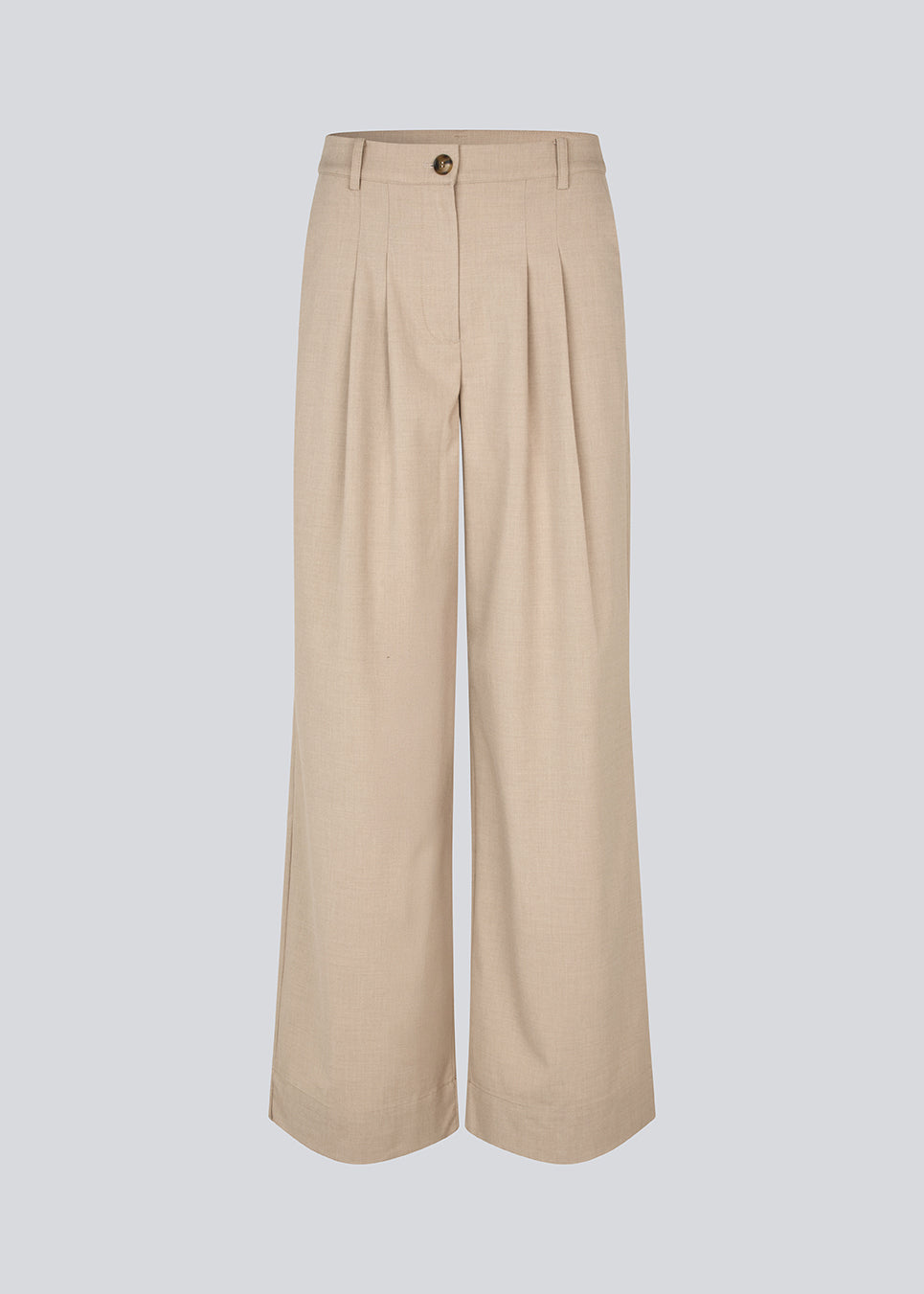Suit pants in beige with pleats and wide leg. Tuesdaymd pants have a medium-highwaist, zipper, side pockets and paspoil pockets in the back. The model is 175 cm and wears a size s/36.