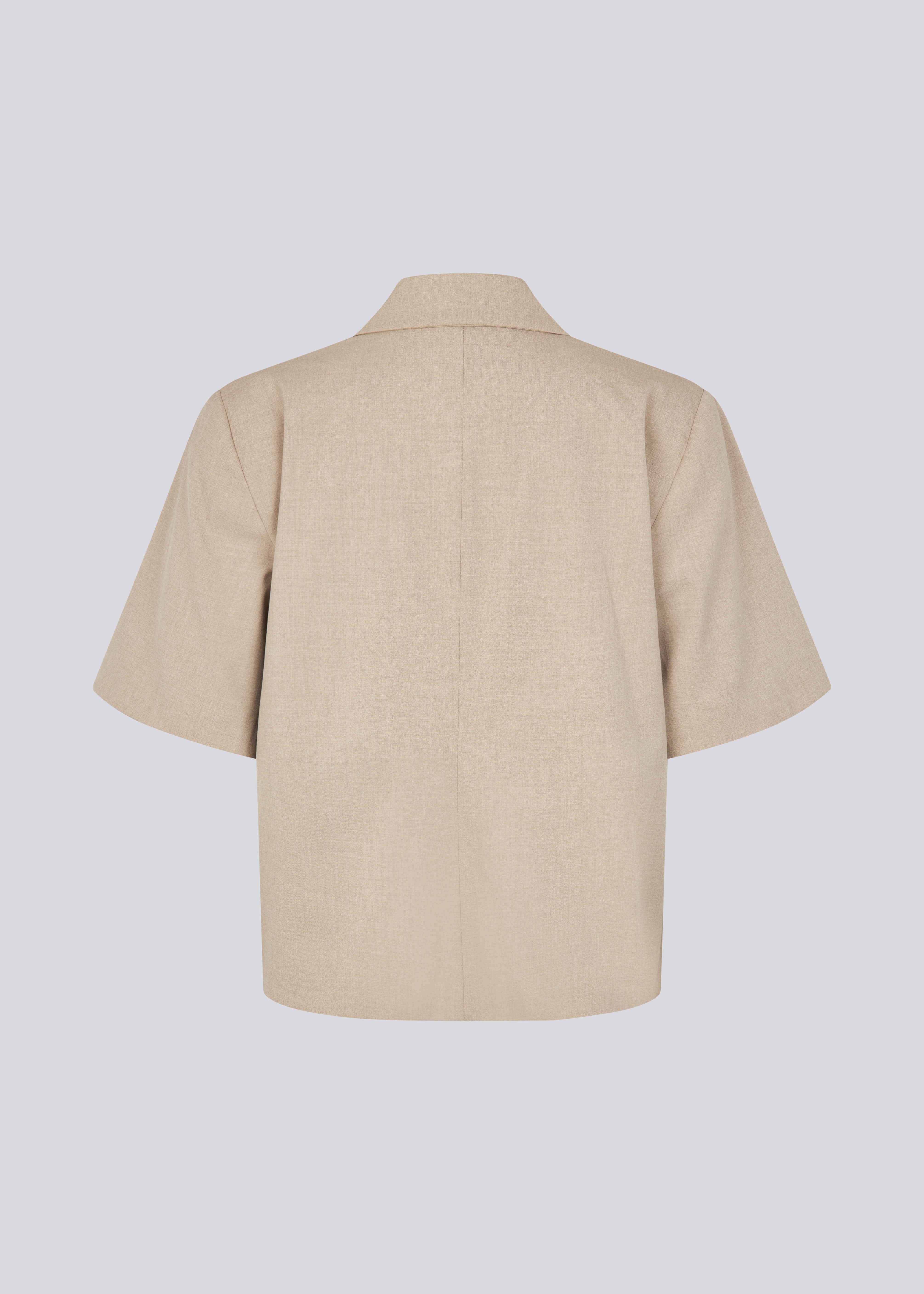 Short-sleeved blazer with a single-button closure. The TuesdayMD SS Blazer features a crossover button closure, collar, side pockets, and a faux chest pocket – a modern twist on a timeless classic. Can be worn closed as an elegant top or open over a light blouse for a more relaxed look.