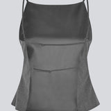 Sleeveless top with thin straps. Tuesdaysmd top has an open back and adjustable straps. The model is 175 cm and wears a size s/36.