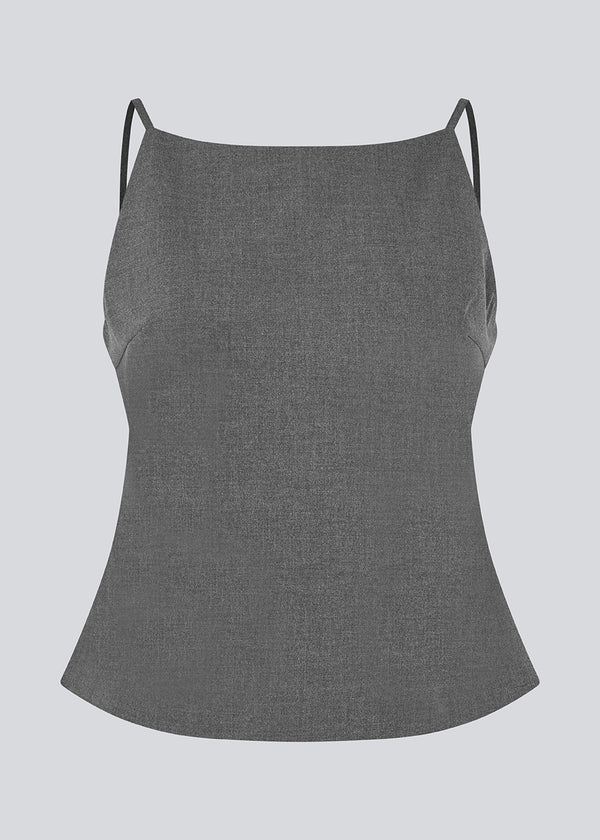 Sleeveless top with thin straps. Tuesdaysmd top has an open back and adjustable straps. The model is 175 cm and wears a size s/36.