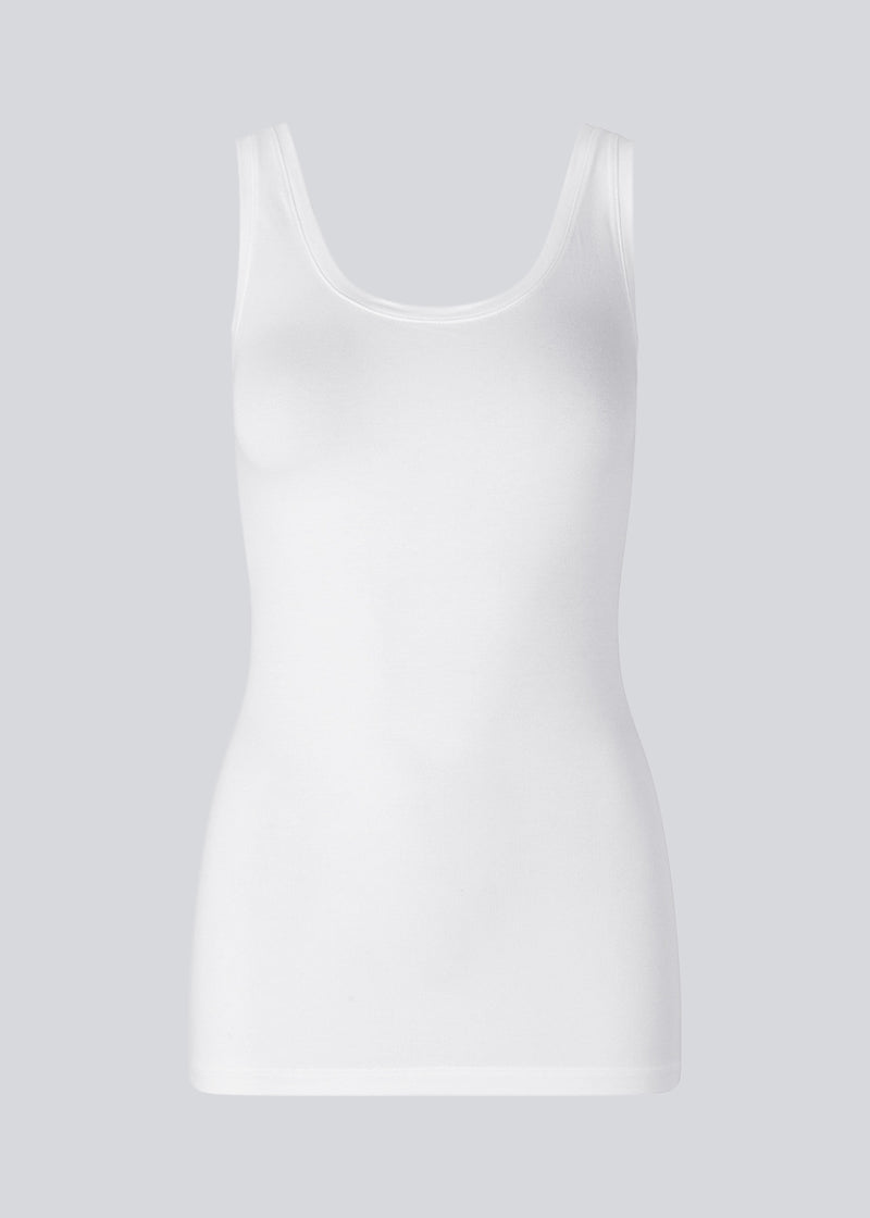 Nice and classic white basic top with wide straps and in a tight fit. Tulla is a must-have for any wardrobe and a Modström bestseller every season.