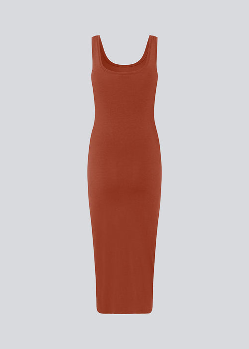 Nice, basic dress in dark red/brown with wide straps and a tight, long fit. Tulla x-long is a must-have in any wardrobe. The model is 173 cm and wears a size S/36