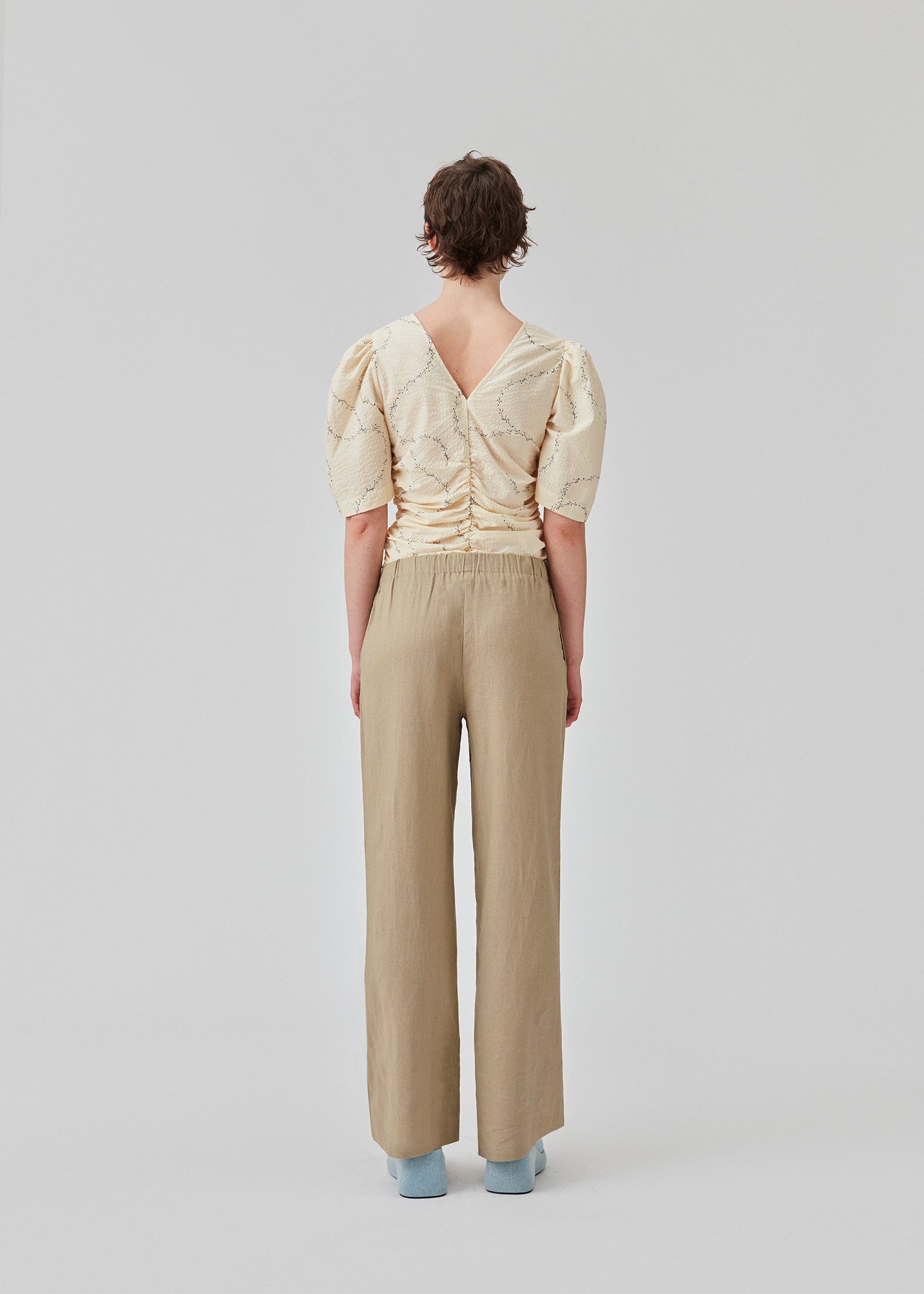 Long pants in the color Dune with a relaxed fit and long wide legs and elasticated waist for extra comfort. TulsiMD pants are made from a soft mix of linen and rayon. The model is 177 cm and wears a size S/36.