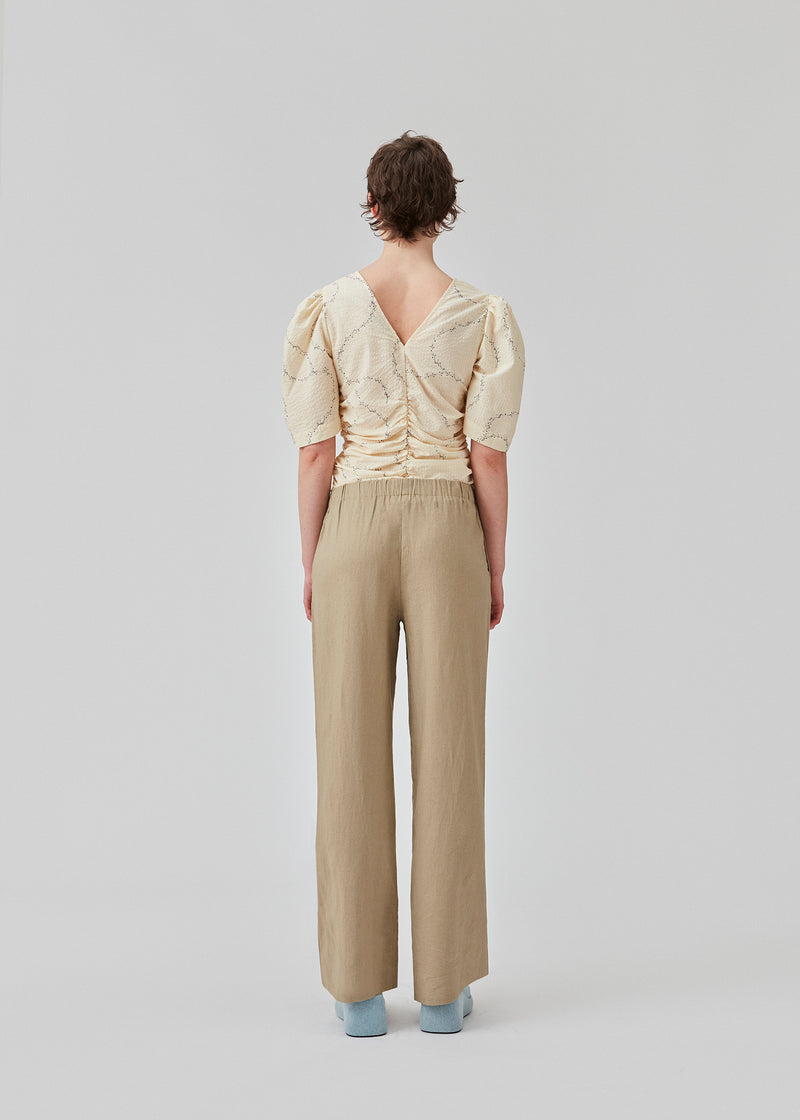 Long pants in the color Dune with a relaxed fit and long wide legs and elasticated waist for extra comfort. TulsiMD pants are made from a soft mix of linen and rayon. The model is 177 cm and wears a size S/36.