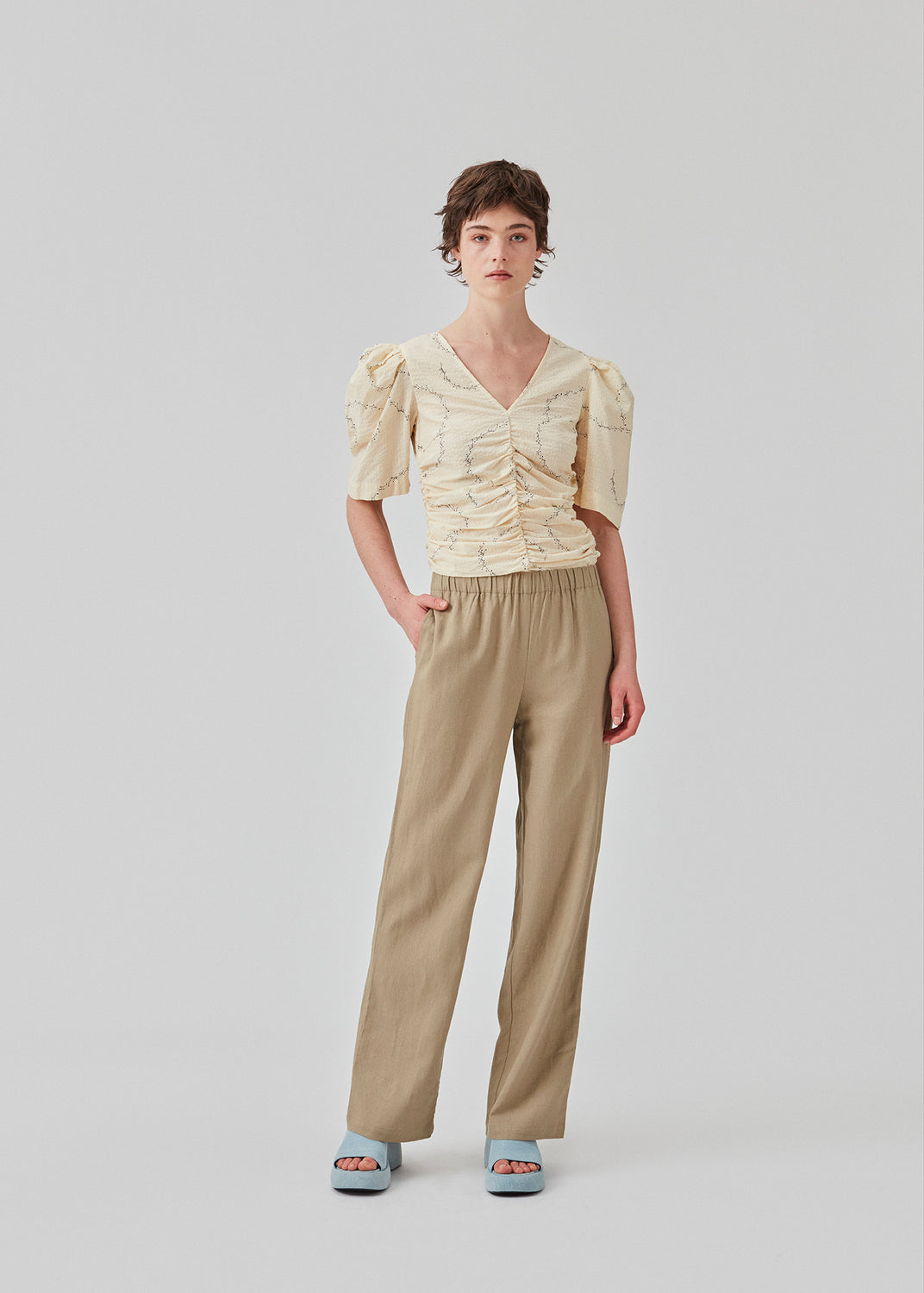 Long pants in the color Dune with a relaxed fit and long wide legs and elasticated waist for extra comfort. TulsiMD pants are made from a soft mix of linen and rayon. The model is 177 cm and wears a size S/36.