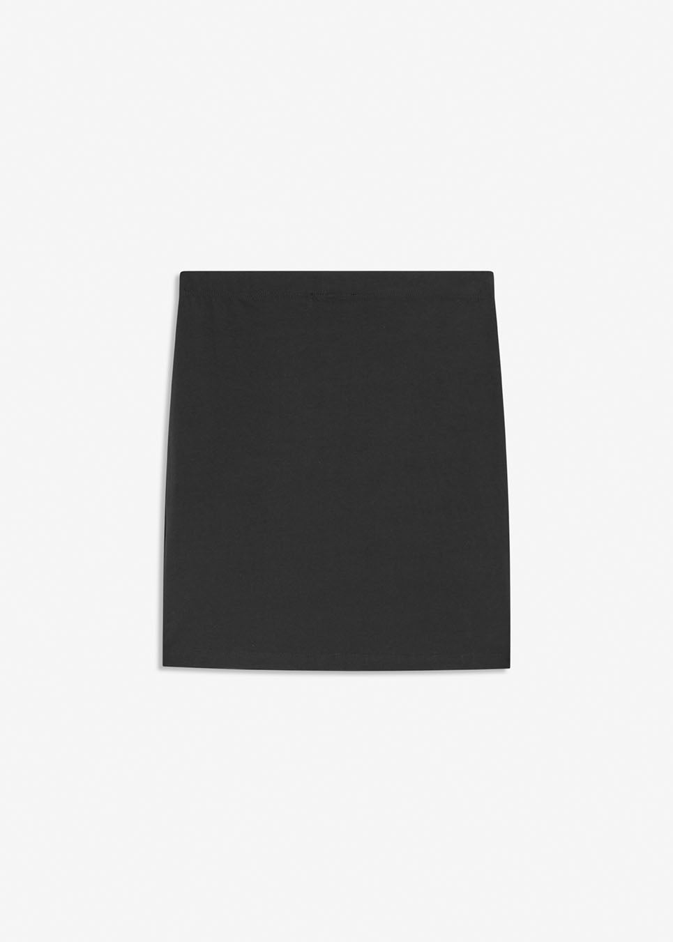 Nice and short basic skirt from Modström. Tutti skirt in Black has a slim fit and a must-have basic style in your waredrobe.

