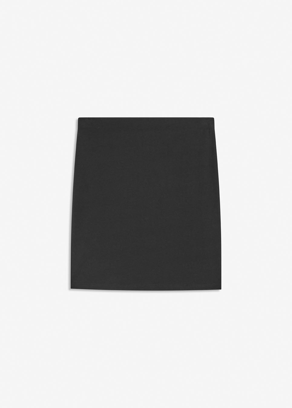 Nice and short basic skirt from Modström. Tutti skirt in Black has a slim fit and a must-have basic style in your waredrobe.
