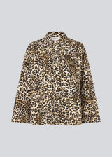 Oversize denim jacket/shirt in leopard print with button closure in front and long wide sleeves. TylinMD print jacket has two pockets at the chest and a shirt collar.