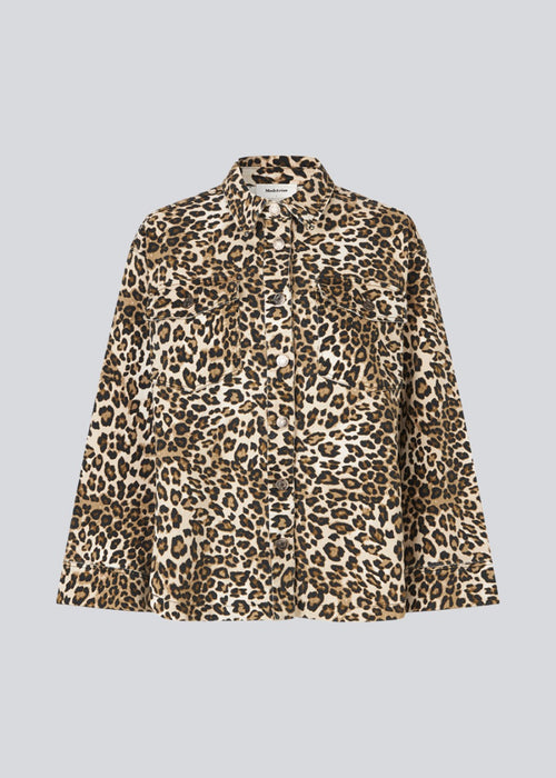 Oversize denim jacket/shirt in leopard print with button closure in front and long wide sleeves. TylinMD print jacket has two pockets at the chest and a shirt collar.