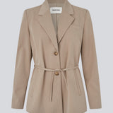 Classic blazer in beige with a tie belt at the waist. The UcheMD blazer features a straight cut, long sleeves, button closure, as well as side pockets and a chest pocket – made from 63% recycled polyester. The model is 175 cm and wears a size S/36.

Style the blazer with matching pants
Material:
4% Elastane
63% Recycled Polyester
33% Rayon

Lining:
100% Polyester