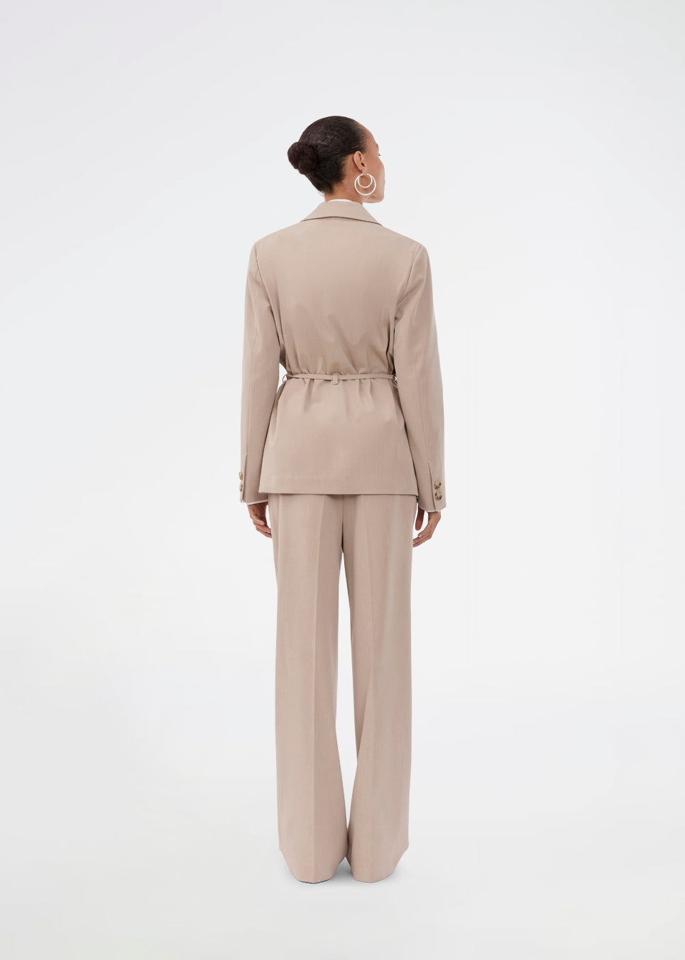 Comfortable suit trousers in beige with an elasticated waistband at the back. The UcheMD Pants feature a concealed zip fastening, pressed creases, and combine relaxed comfort with an elegant finish. Made from 63% recycled polyester. The model is 175 cm and wears a size S/36.

Style the pants with matching vest and blazer

Material:
4% Elastane
63% Recycled Polyester
33% Rayon

Lining:
100% Polyester